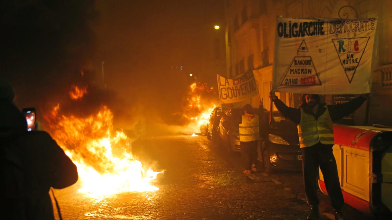 Brennende Barrikaden in Paris: Am Samstag waren die Proteste der "Gelbwesten" teilweise heftig eskaliert.