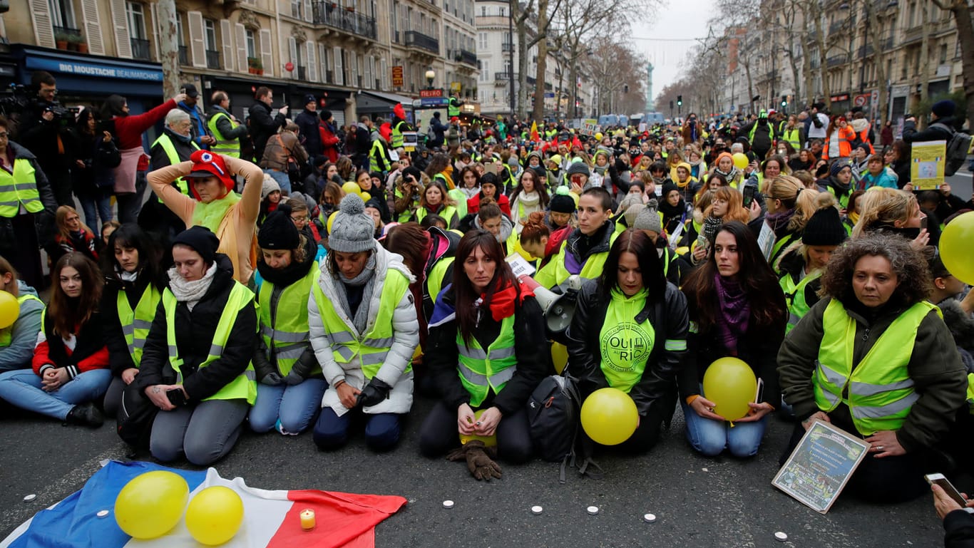 Friedlicher Ungehorsam: Frauen haben sich bei einer "Gelbwesten"-Kundgebung in Paris auf die Straße gekniet.