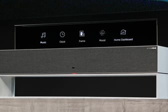 Der LG Signature OLED TV R: Das Gerät rollt sich nach Nutzung in eine Box. Hier ist es im größtenteils eingerollten Zustand zu sehen