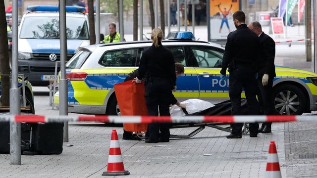 Weil er auf der Flucht vor der Polizei einen Fußgänger überfahren hat, wurde ein 18-Jähriger Autofahrer zu acht Jahren Jugendstrafe verurteilt. Weil er auf der Flucht vor der Polizei einen Fußgänger überfahren hat, wurde ein 18-Jähriger Autofahrer zu acht Jahren Jugendstrafe verurteilt.