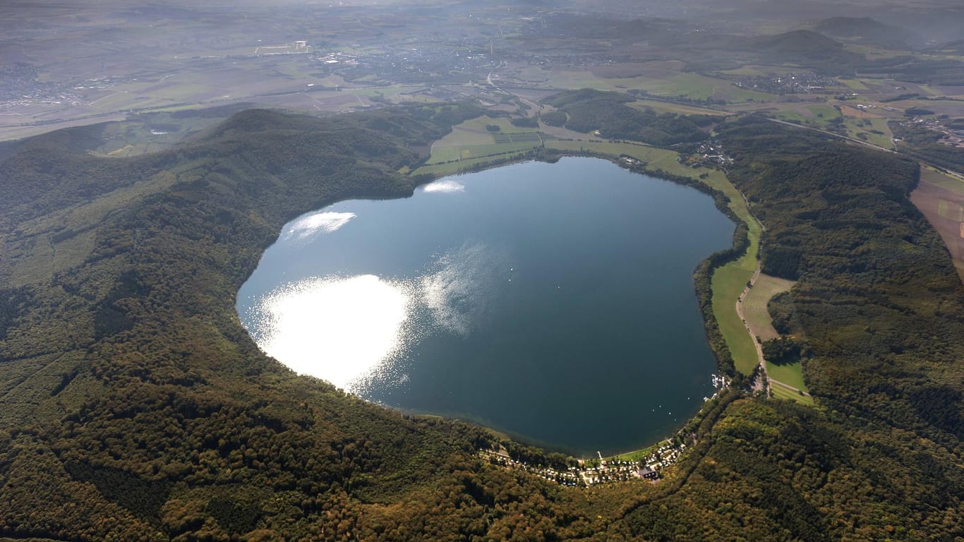 Idyll, unter dem es rumort: Der Laacher See hat sich dort gebildet, wo vor 13.000 Jahren Magmamassen ausgeströmt sind. Wissenschaftler haben nachströmendes Magma in der Tiefe nachgewiesen.