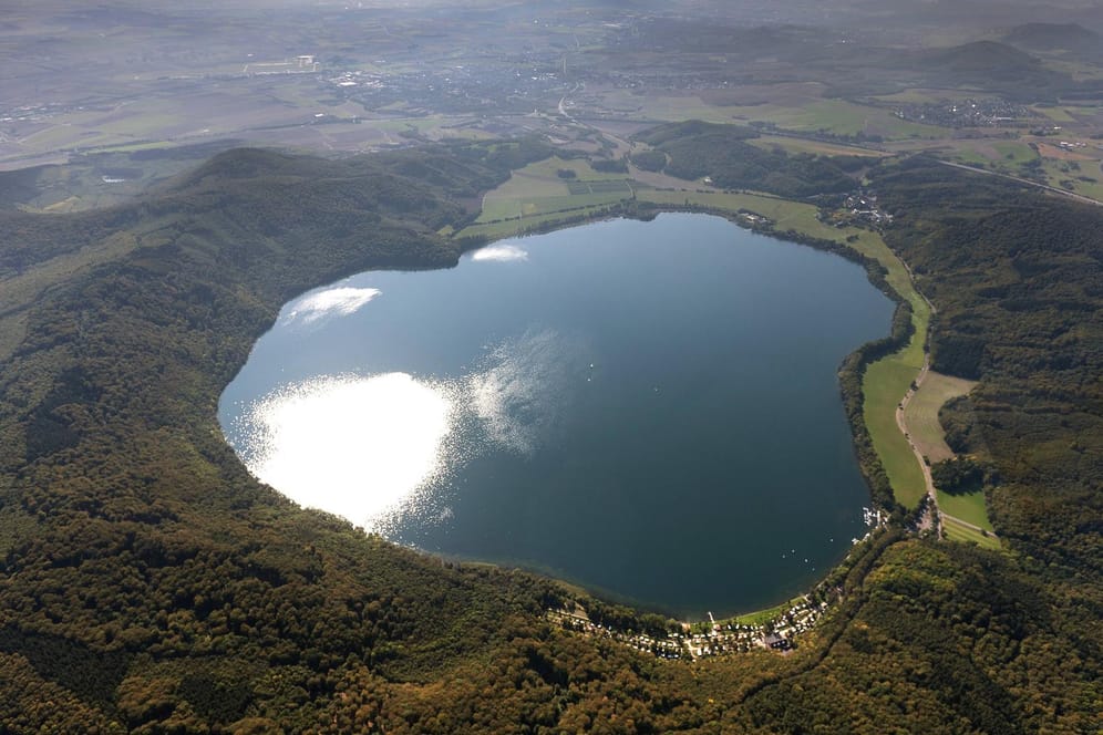 Idyll, unter dem es rumort: Der Laacher See hat sich dort gebildet, wo vor 13.000 Jahren Magmamassen ausgeströmt sind. Wissenschaftler haben nachströmendes Magma in der Tiefe nachgewiesen.