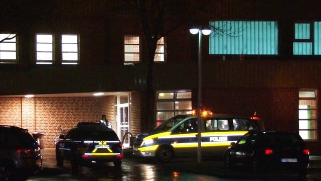 Polizeiautos stehen vor der Sporthalle in Lengerich.