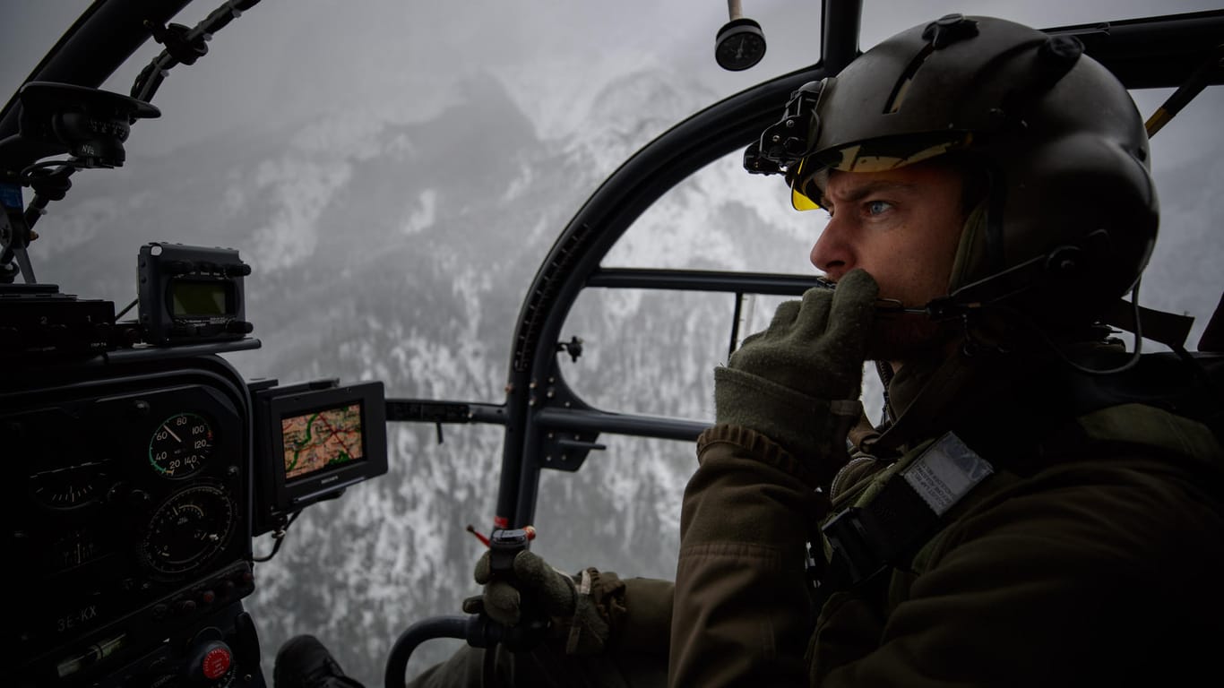 Hubschrauber des österreichischen Bundesheers: Vielerorts können wichtige Güter nur noch per Luft geliefert werden.