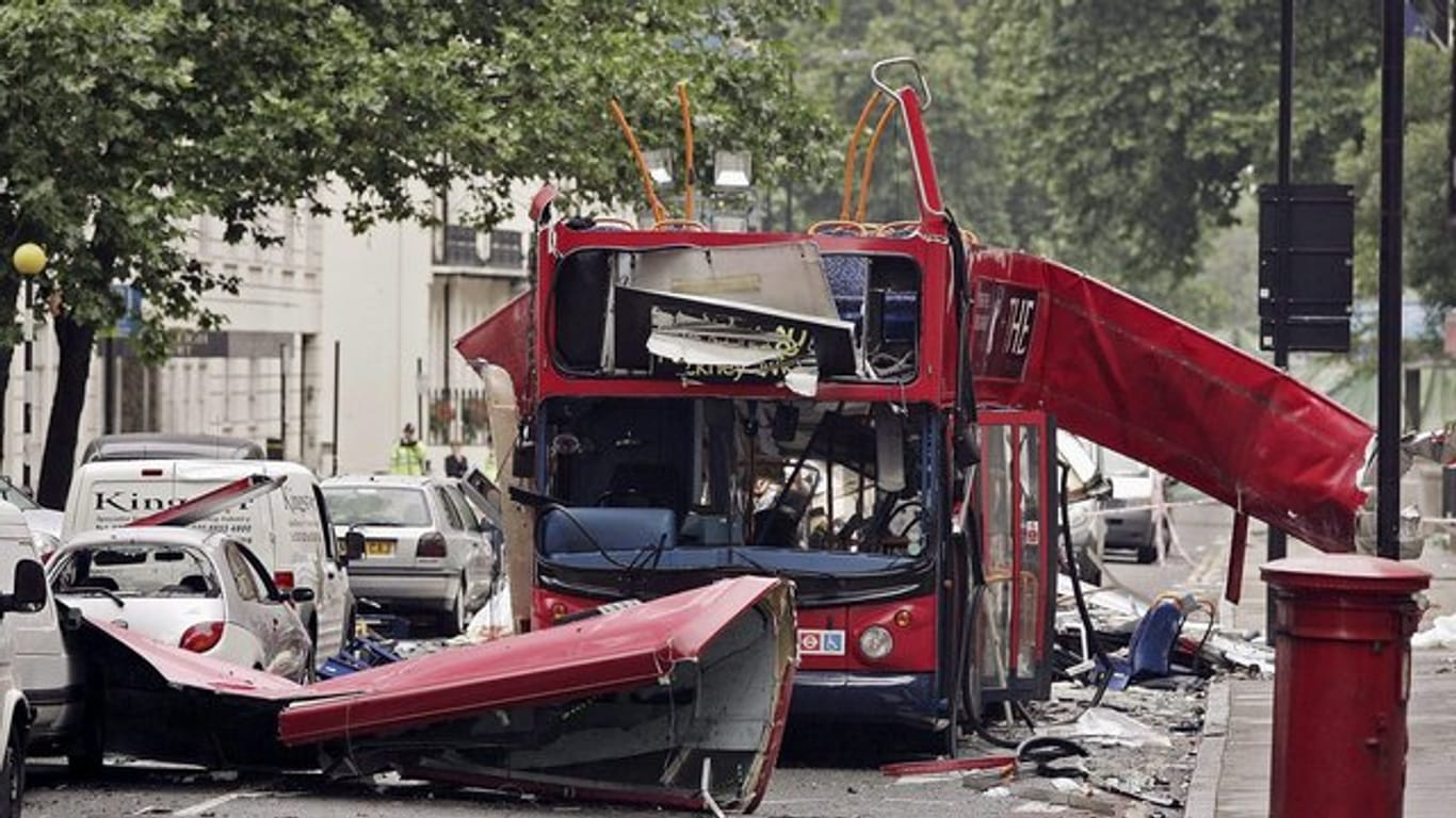 Ein zerstörter Londoner Doppeldecker-Bus nach einem Bombenanschlag.