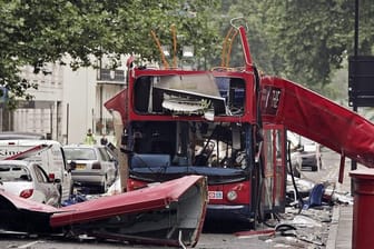 Ein zerstörter Londoner Doppeldecker-Bus nach einem Bombenanschlag.