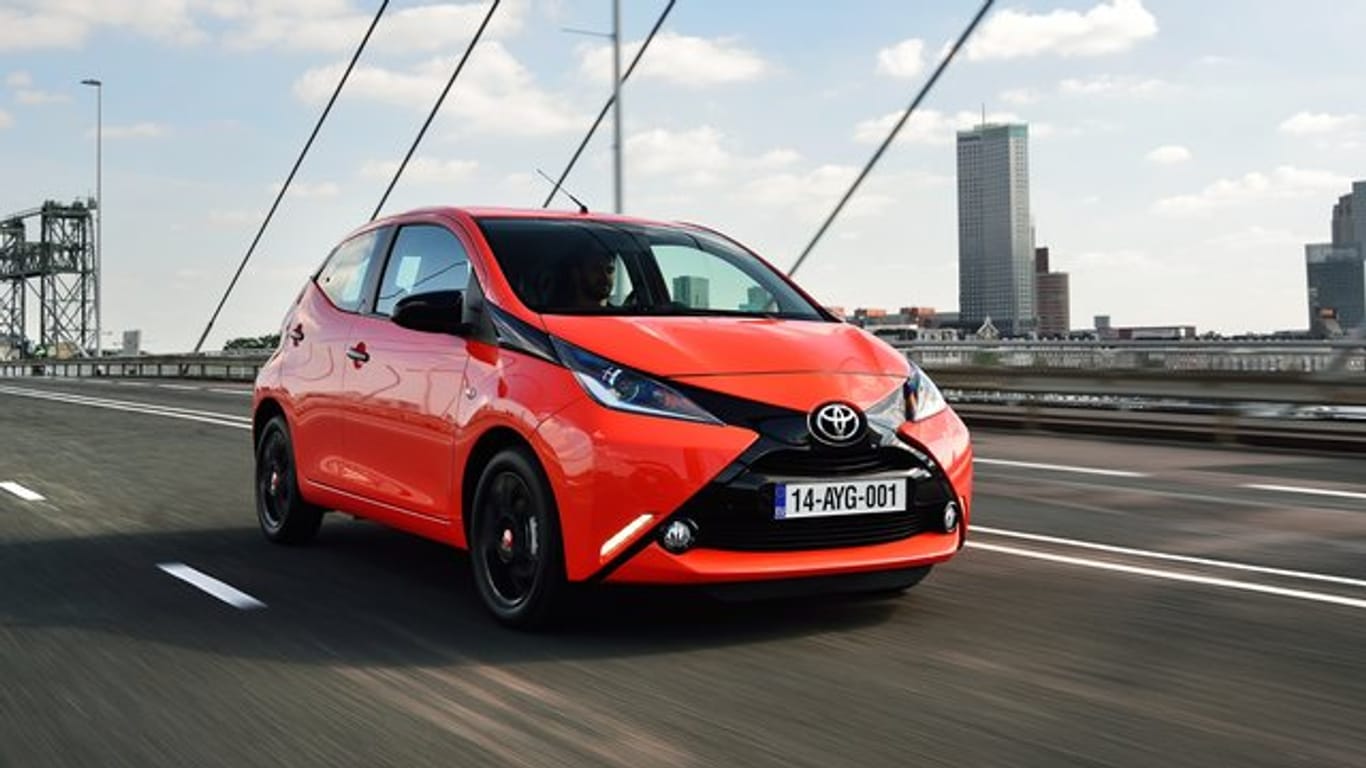 Kleiner Japaner mit nicht ganz weißer Weste: Während die Tüv-Prüfer dem Toyota Aygo einiges ankreiden, überzeugt er meist in der Pannenstatistik des ADAC.