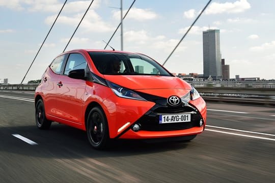 Kleiner Japaner mit nicht ganz weißer Weste: Während die Tüv-Prüfer dem Toyota Aygo einiges ankreiden, überzeugt er meist in der Pannenstatistik des ADAC.