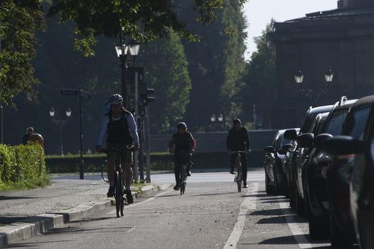 Steigt ein Mitfahrer unachtsam aus dem Auto aus und verursacht einen Unfall mit einem Fahrradfahrer, fällt dies unter die Betriebsgefahr.
