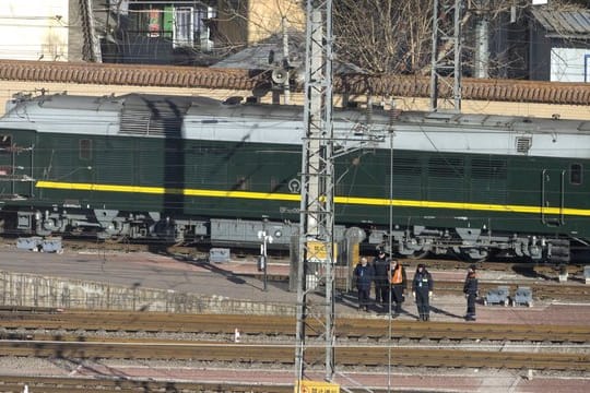 Ein Sonderzug aus Nordkorea kommt am Bahnhof in Peking an.