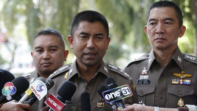 Surachate Hakparn (M), Chef der Einwanderungspolizei von Thailand, spricht mit Medienvertretern vor der Botschaft von Saudi-Arabien in Bangkok. Surachate Hakparn (M), Chef der Einwanderungspolizei von Thailand, spricht mit Medienvertretern vor der Botschaft von Saudi-Arabien in Bangkok.