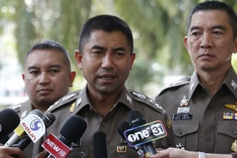 Surachate Hakparn (M), Chef der Einwanderungspolizei von Thailand, spricht mit Medienvertretern vor der Botschaft von Saudi-Arabien in Bangkok.