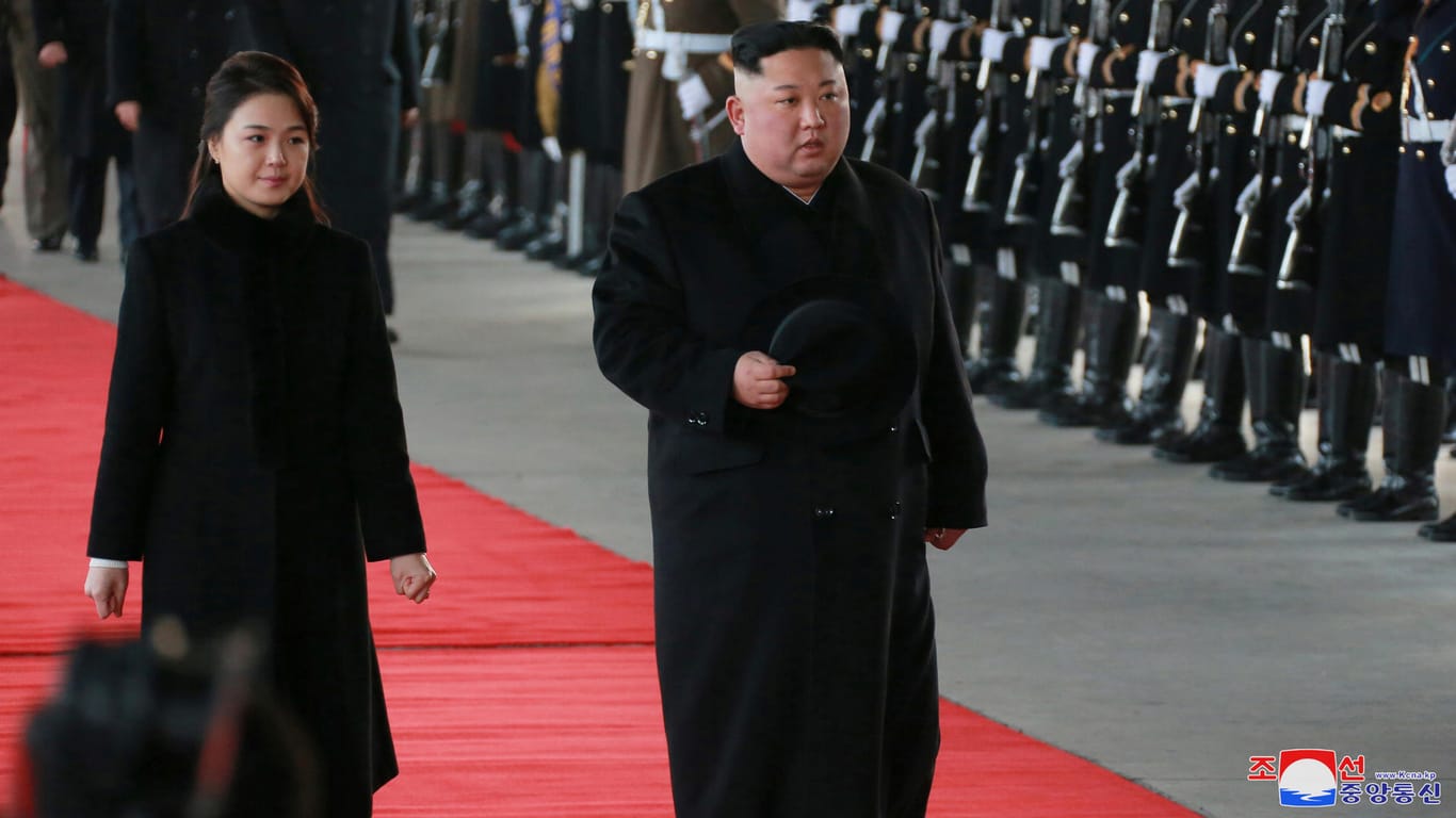 Der nordkoreanische Diktator Kim Jong Un und seine Frau verlassen das Land Richtung China: Bei dem Treffen soll eine gemeinsame Linie für die Gespräche zwischen Kim und Trump ausgelotet werden.