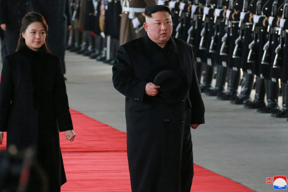Der nordkoreanische Diktator Kim Jong Un und seine Frau verlassen das Land Richtung China: Bei dem Treffen soll eine gemeinsame Linie für die Gespräche zwischen Kim und Trump ausgelotet werden.