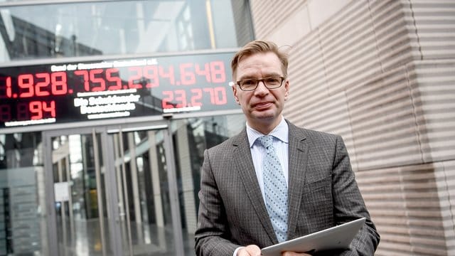 Reiner Holznagel, Präsident des Bund der Steuerzahler: Erst seit Ende 2017 läuft die Schuldenuhr des Steuerzahler-Bundes rückwärts. Reiner Holznagel, Präsident des Bund der Steuerzahler: Erst seit Ende 2017 läuft die Schuldenuhr des Steuerzahler-Bundes rückwärts.