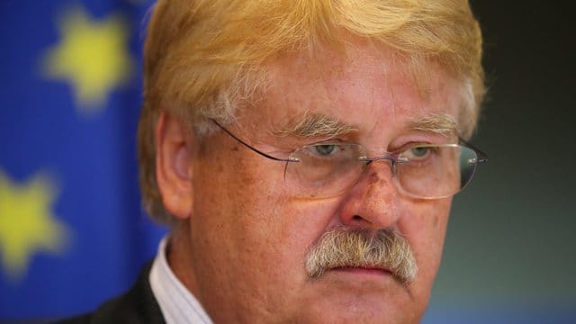 Seit Jahrzehnten ist Elmar Brok ein gefragter Interviewpartner nicht nur der deutschen, sondern zum Beispiel auch der britischen Medien. Seit Jahrzehnten ist Elmar Brok ein gefragter Interviewpartner nicht nur der deutschen, sondern zum Beispiel auch der britischen Medien.