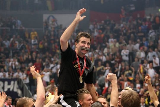 Trainer Heiner Brand wird nach dem Gewinn des Weltmeistertitels von den Spielern durch die Halle getragen.