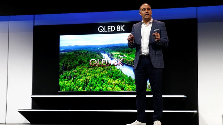 Dave Das, Senior Vice Präsident der Consumer Elektronics bei Samsung Amerika, stellt einen neuen QLED 8K Smart-TV vor.