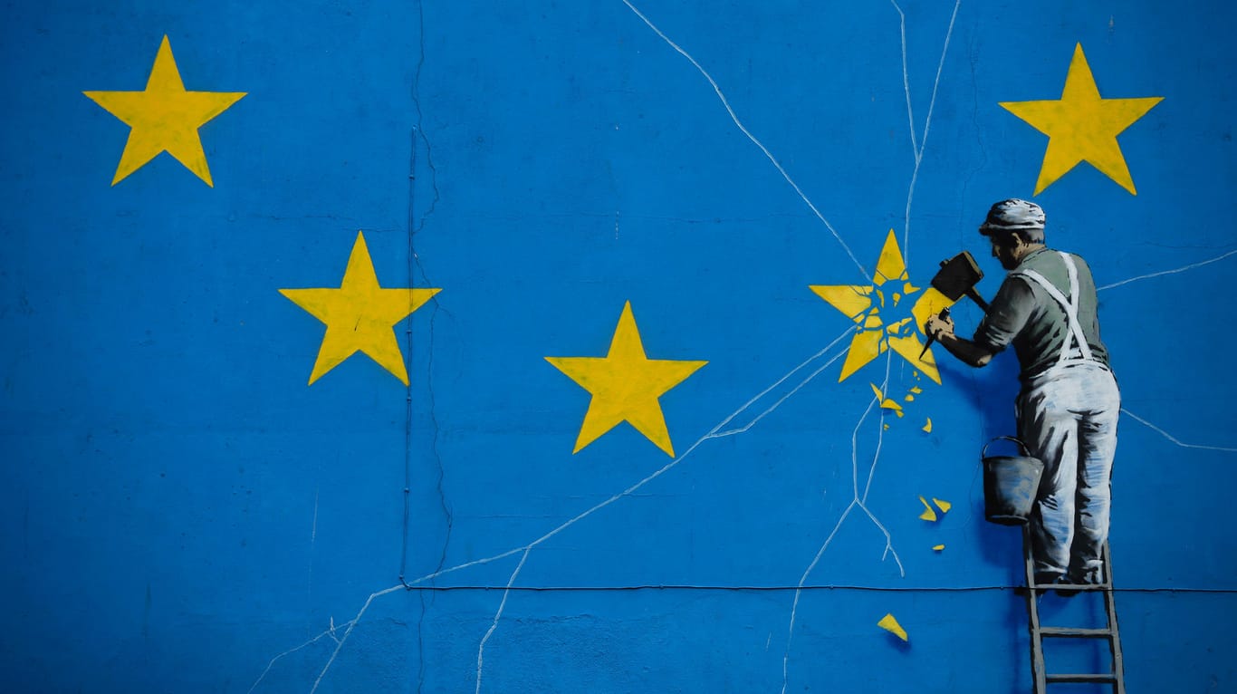 Ein Wandbild des Straßenkünstlers Banksy zeigt einen Mann, der die EU-Flagge mit einem Hammer entfernt: Den Planungen zufolge verlässt Großbritannien die EU am 29. März. (Archivbild)