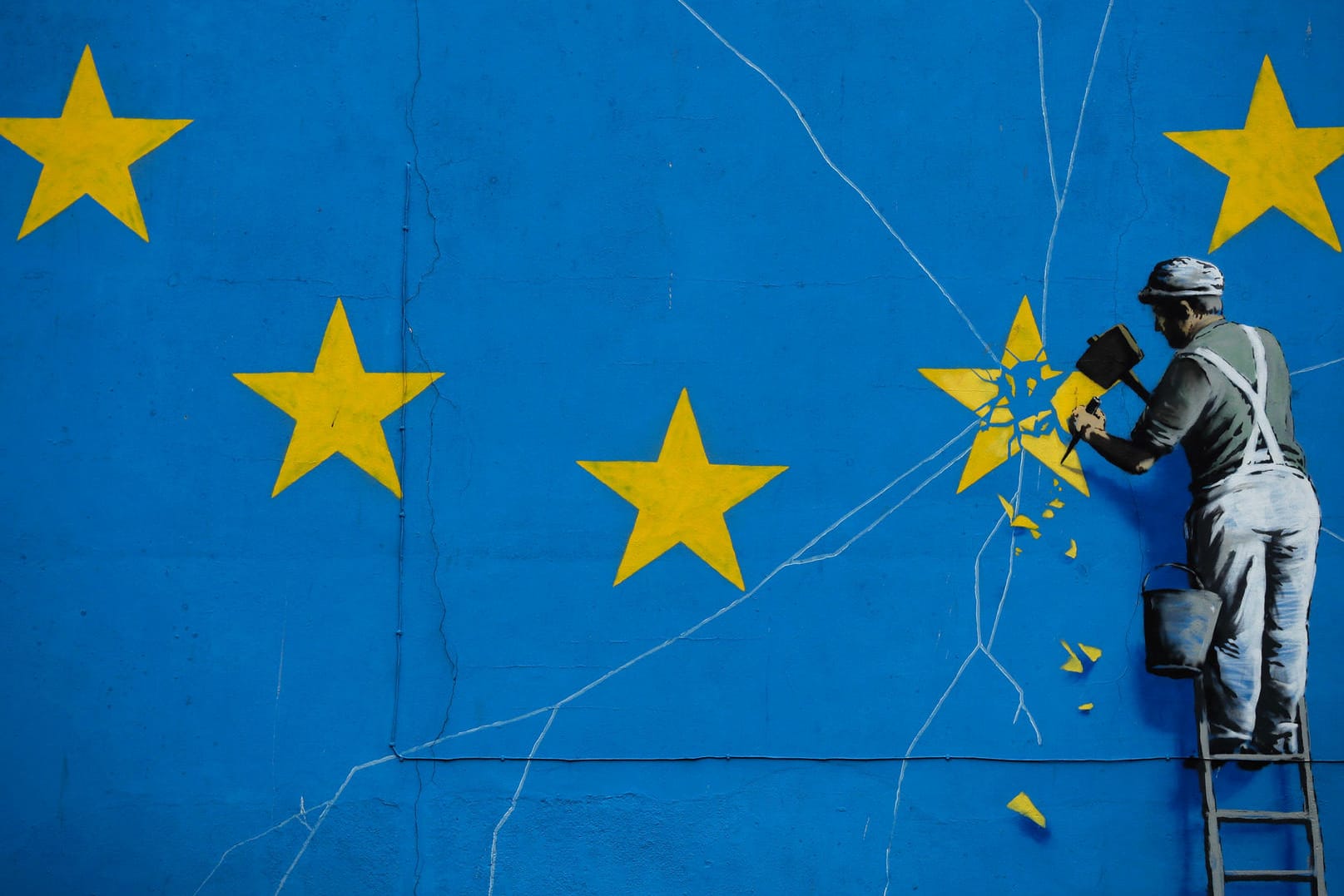 Ein Wandbild des Straßenkünstlers Banksy zeigt einen Mann, der die EU-Flagge mit einem Hammer entfernt: Den Planungen zufolge verlässt Großbritannien die EU am 29. März. (Archivbild)