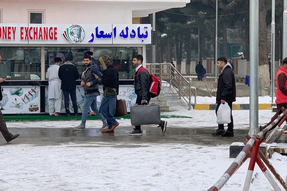Abgeschobene afghanische Asylbewerber aus Deutschland verlassen nach der Ankunft den Flughafen von Kabul: An Bord des Flugs befanden sich 36 Asylbewerber.