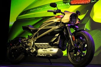 Das E-Motorrad LiveWire von Harley-Davidson beschleunigt in 3,5 Sekunden von null auf 60 Meilen pro Stunde (96,5 km/h) und kommt mit einer Batterieladung etwa 177 Kilometer weit.
