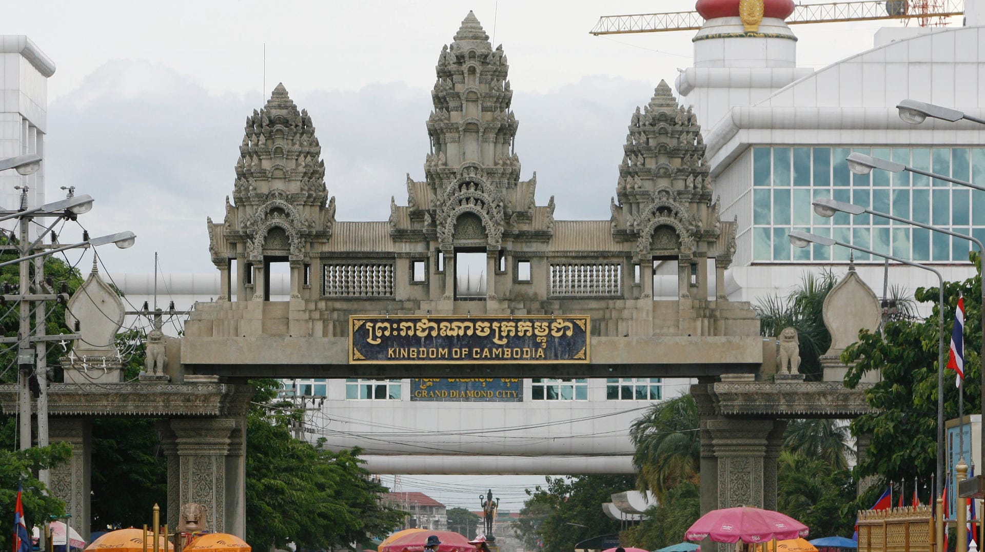 Hinter der kambodschanisch-thailändischen Grenze liegt Poipet: In dem Grenzraum zwischen den zwei Staaten befinden sich viele Casinos. (Archivbild) Hinter der kambodschanisch-thailändischen Grenze liegt Poipet: In dem Grenzraum zwischen den zwei Staaten befinden sich viele Casinos. (Archivbild)