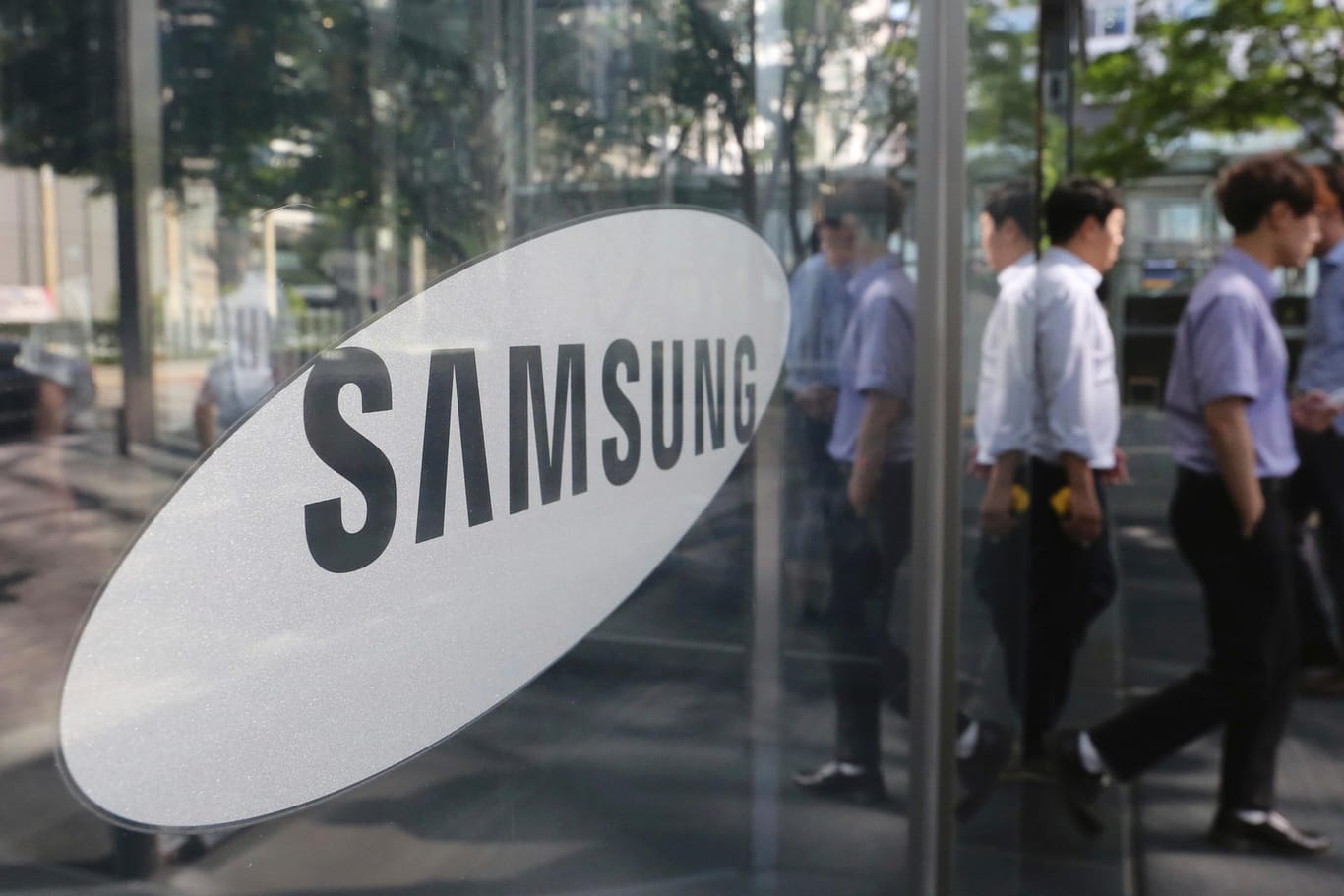 Das Logo von Samsung am Firmensitz des Unternehmens: Es ist das erste Mal seit zwei Jahren, dass Samsung einen Rückgang hinnehmen muss. (Archivbild)