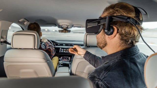 Bei "Holoride" wird die VR-Brille mit dem Fahrzeug gekoppelt, so dass die virtuellen Inhalte in Echtzeit an die Fahrbewegungen des Autos anpasst werden können.