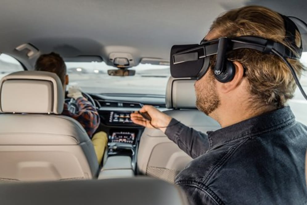 Bei "Holoride" wird die VR-Brille mit dem Fahrzeug gekoppelt, so dass die virtuellen Inhalte in Echtzeit an die Fahrbewegungen des Autos anpasst werden können.