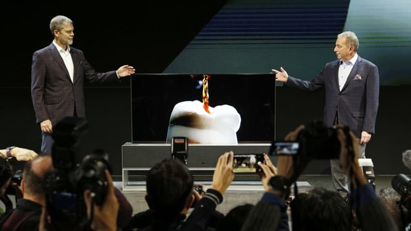 Der "LG Signature OLED TV R" von LG fährt während einer Pressekonferenz in Las Vegas aus seinem Sockel hoch.