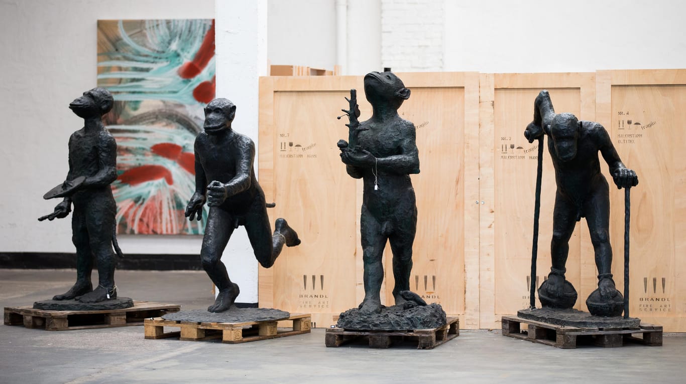 Die Affenskulpturen von Jörg Immendorff: Der Insolvenzverwalter, der die Skulpturen versteigerte, muss der Galerie 1,6 Millionen Euro erstatten. (Archivbild)