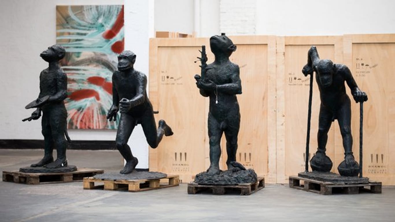 Affenskulpturen von Jörg Immendorff und andere Kunstwerke im Vorfeld der Insolvenzauktion in Düsseldorf 2015.