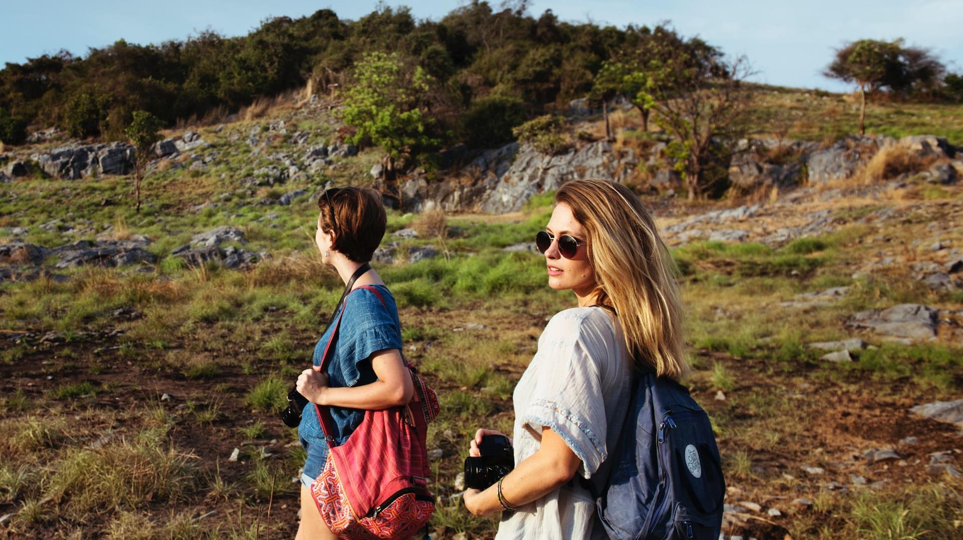 Zwei Frauen beim Wandern: In manchen Gebieten sind bestimmte Impfungen Pflicht, um einreisen zu dürfen.