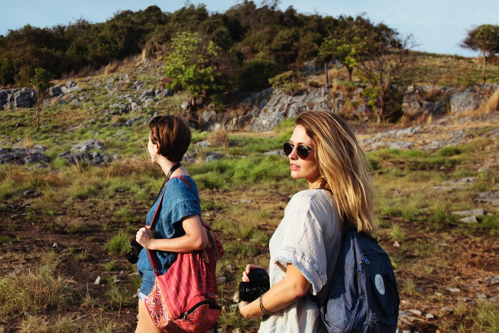 Zwei Frauen beim Wandern: In manchen Gebieten sind bestimmte Impfungen Pflicht, um einreisen zu dürfen.