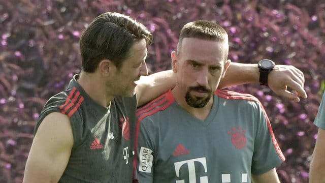 Bayern-Trainer Niko Kovac (l) und Franck Ribery gehen bei einer Übungseinheit zusammen über den Platz. Bayern-Trainer Niko Kovac (l) und Franck Ribery gehen bei einer Übungseinheit zusammen über den Platz.