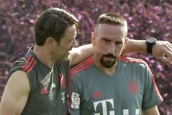 Bayern-Trainer Niko Kovac (l) und Franck Ribery gehen bei einer Übungseinheit zusammen über den Platz.