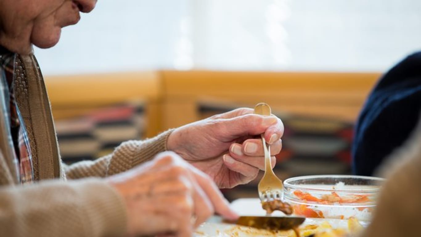 Gemeinsames Speisen kann älteren Diabetes-Patienten helfen, den Spaß am Essen wiederzugewinnen.
