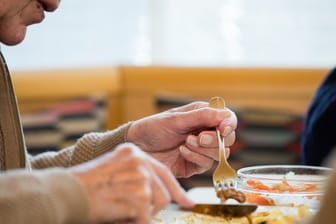 Gemeinsames Speisen kann älteren Diabetes-Patienten helfen, den Spaß am Essen wiederzugewinnen.