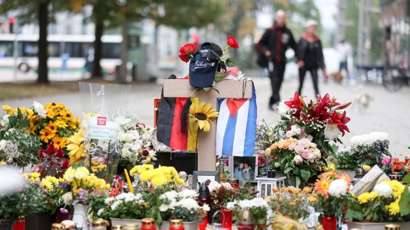 Blumen und Kerzen stehen an der Stelle, an der vor vier Monaten ein junger Mann erstochen wurde.