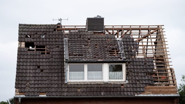 Richtet ein Sturm Schäden am Haus an, sollte man möglichst zeitnah die Versicherung informieren.