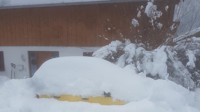 Bayrischzell im oberbayerischen Landkreis Miesbach: Eine dicke Schneedecke und heftiger Schneefälle beeinträchtigen das öffentliche Leben.