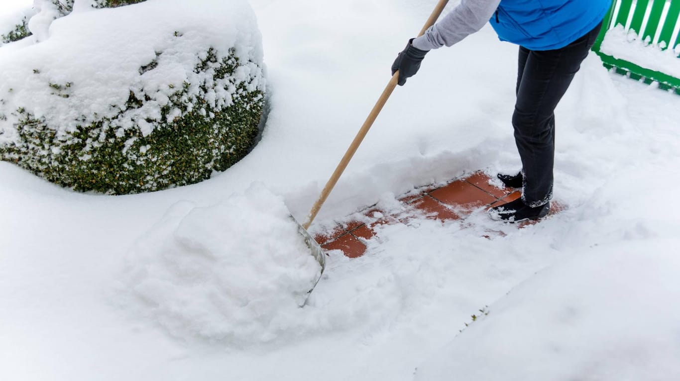 Schneeschaufeln: Herzkranke sollten auf belastende körperliche Betätigung in der Kälte verzichten.
