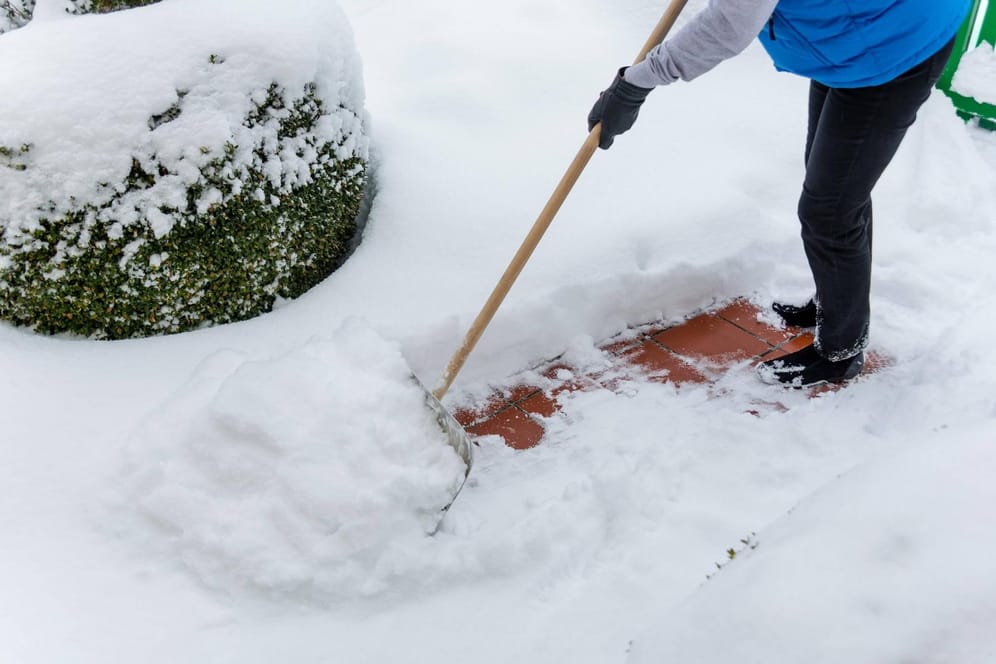 Schneeschaufeln: Herzkranke sollten auf belastende körperliche Betätigung in der Kälte verzichten.