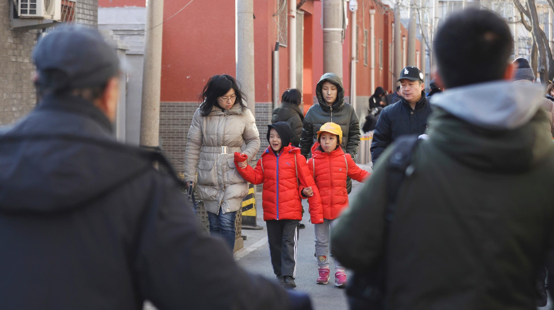 Kinder werden begleitet, nachdem sie die Grundschule nach der Attacke eines Mannes verlassen: Drei Kinder erlitten schwere Verletzungen, befanden sich aber nicht in Lebensgefahr. Kinder werden begleitet, nachdem sie die Grundschule nach der Attacke eines Mannes verlassen: Drei Kinder erlitten schwere Verletzungen, befanden sich aber nicht in Lebensgefahr.