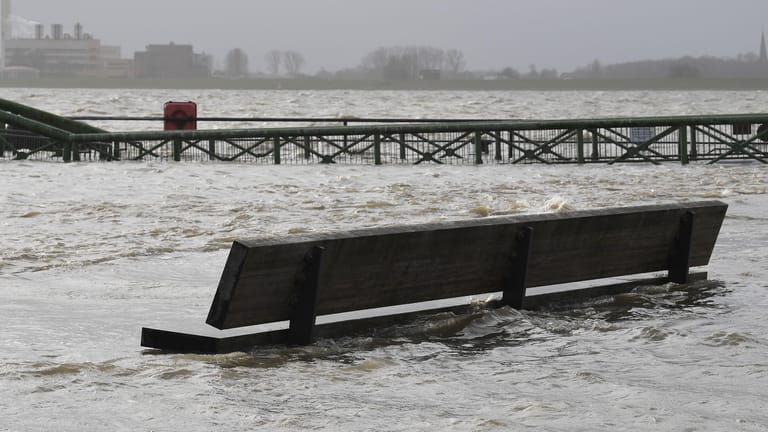 Bremerhaven: Auf Willy-Brandt-Platz steigt das Wasser. Sturmtief "Benjamin" könnte eine schwere Sturmflut bringen.