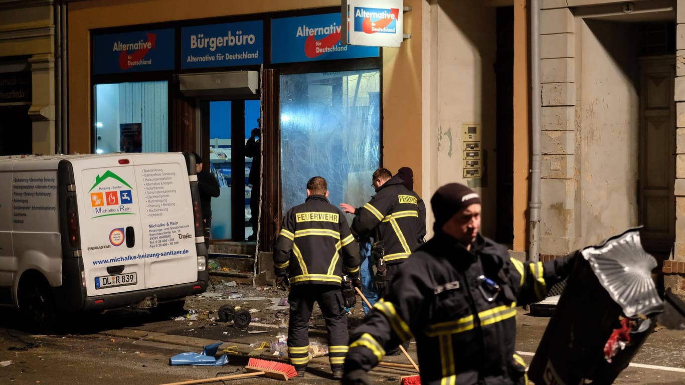 Döbeln: Polizisten und Feuerwehrmänner arbeiten in der Bahnhofstraße nach einer Explosion in Höhe des Bürgerbüros der AfD.