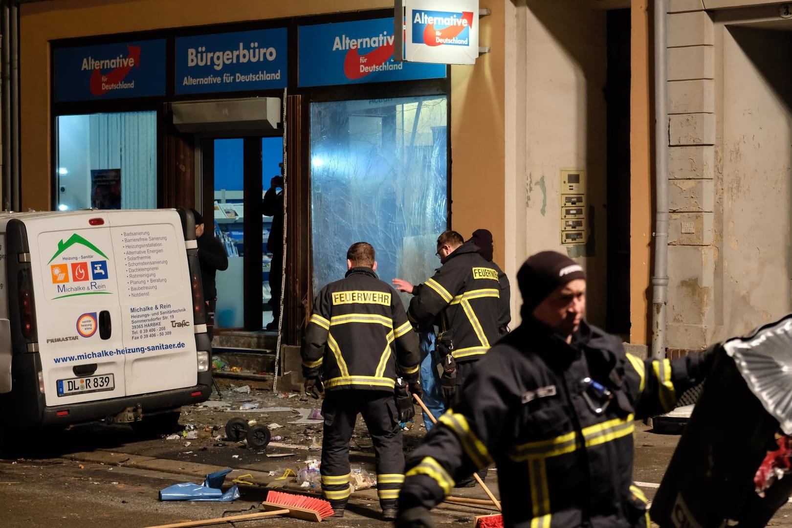 Döbeln: Polizisten und Feuerwehrmänner arbeiten in der Bahnhofstraße nach einer Explosion in Höhe des Bürgerbüros der AfD.