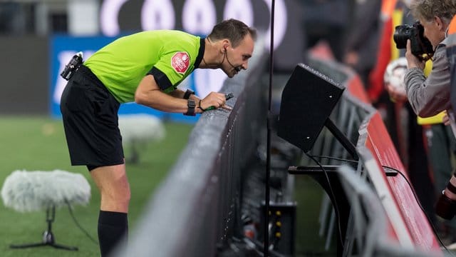 Der Videobeweis sorgte in der Bundesliga-Hinrunde für reichlich Diskussion. Der Videobeweis sorgte in der Bundesliga-Hinrunde für reichlich Diskussion.