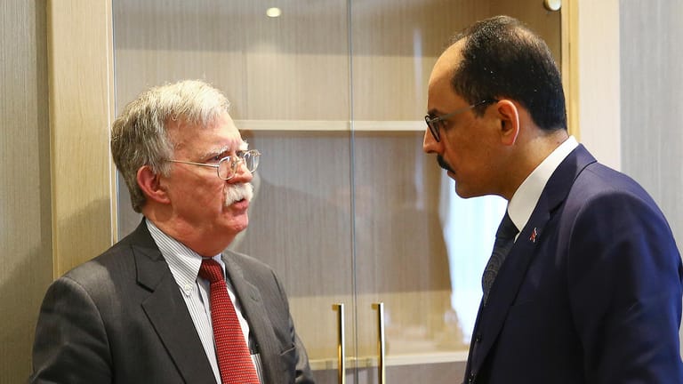 Bolton und Kalin: Der Nationale Sicherheitsberater von Donald Trump traf sich in Ankara mit dem Berater Erdogans. Ein Treffen mit dem Präsidenten kam nicht zustande.